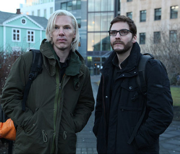 Benedict Cumberbatch en Julian Assange et Daniel Brühl en Daniel Domscheit-Berg. Source: EW.com